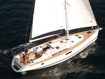 CRUISING IN LUXURY SAILING BOAT